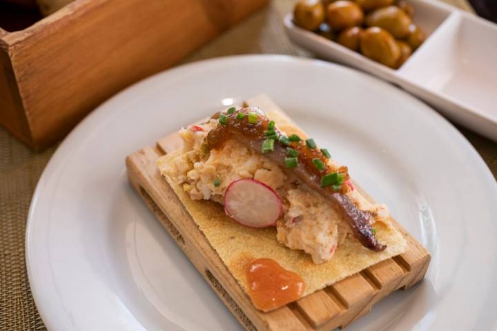 Marinera 2.0. Pan pintado crujiente con su ensaladilla, gel de membrillo, anchoa, perlas de soja y rábano encurtido.