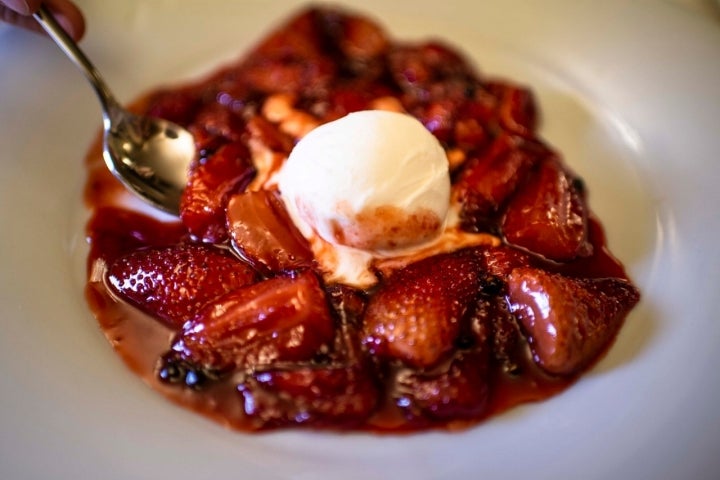 Y de postre, fresas estofadas en mantequilla con helado.