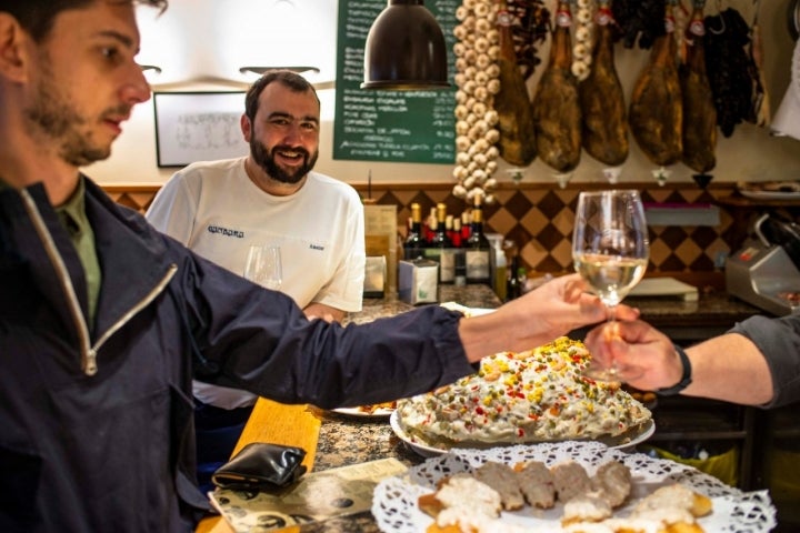 Los nuevos 'txakolís', que Amaiur ha metido en la actualizada carta de vino, triunfan.