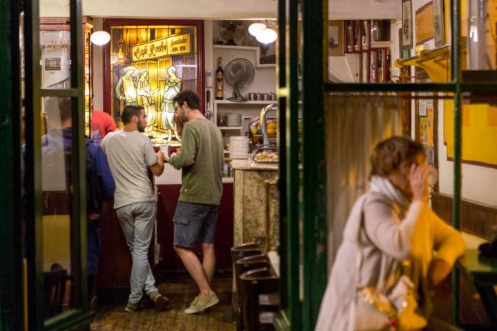 El 'Café Roch' es uno de los últimos reductos para la bohemia en Pamplona, un local centenario.