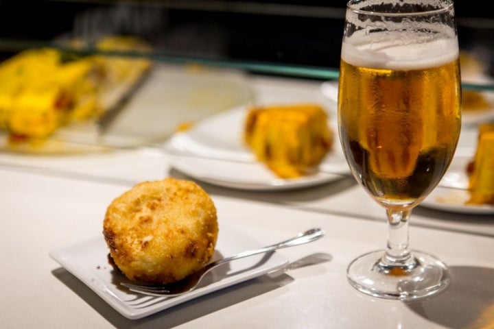 Una caña bien tirada y un frito de huevo en 'Vermutería Río' siempre caen bien.