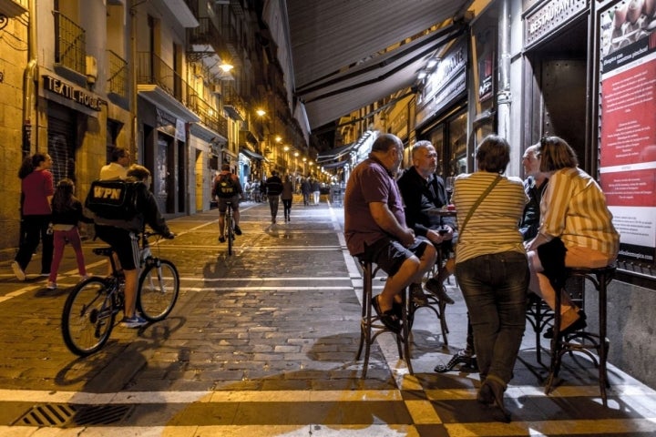 La terraza de 'Álex Múgica' en la calle Estafeta es perfecta para picar algo.