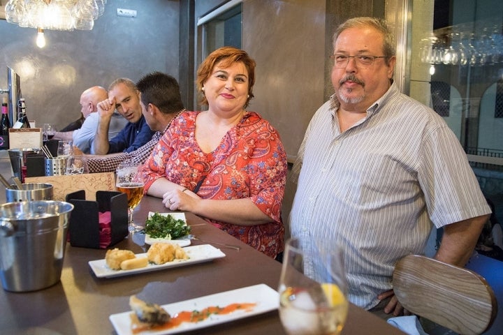 Clientes del local saboreando los platos de la casa.