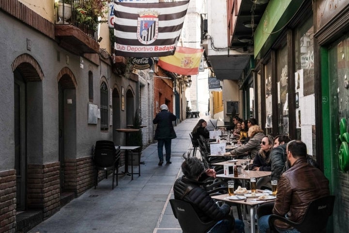 Terrazas en la calle Meléndez Valdés del casco antiguo de la ciudad de Badajoz.