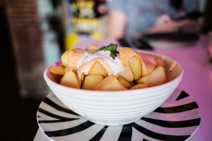 Patatas bravas al estilo de Cris, un clásico para picar en este local que presume de 1 Solete.