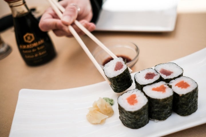 Plato con makis del Masumi Convento de salmón y atún.