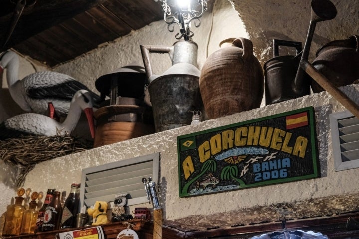 La abundancia de detalles y recuerdos constatan la antigüedad del bar. La abundancia de detalles y recuerdos constatan la antigüedad del bar.