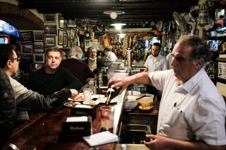 Barra abarrotada de gente de 'La Corchuela', que es el bar más antiguo de Badajoz.