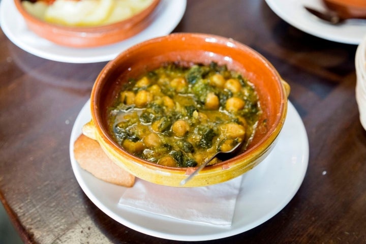 Los callos con garbanzos, un imprescindible.