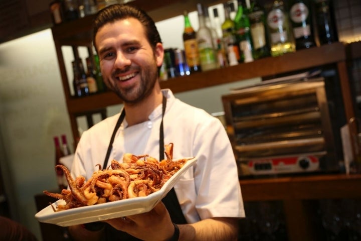 Una tapa de rejos fritos, que en este local saben a gloria.