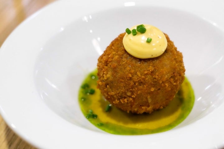 Croqueta de rabo de toro con alioli de 'kimchi' y crema de pimiento.