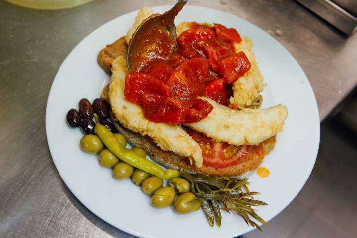 El campeón del concurso este año se lo ha llevado 'Es Llogaret': bacalao con pimientos asados y salsa de tomate dulce.