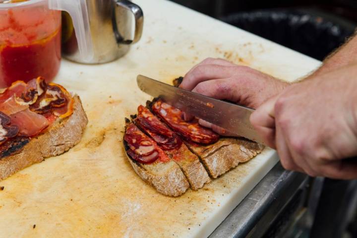 En 'Bar Cabrera' tienen la particularidad de cortar las rebanadas del pa amb oli antes de servirlo.