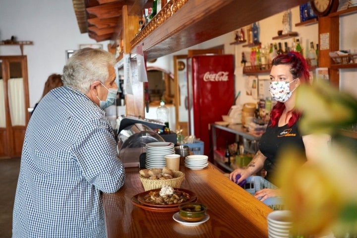 El variat de Palma: Can Dalmau (cliente y camarera)