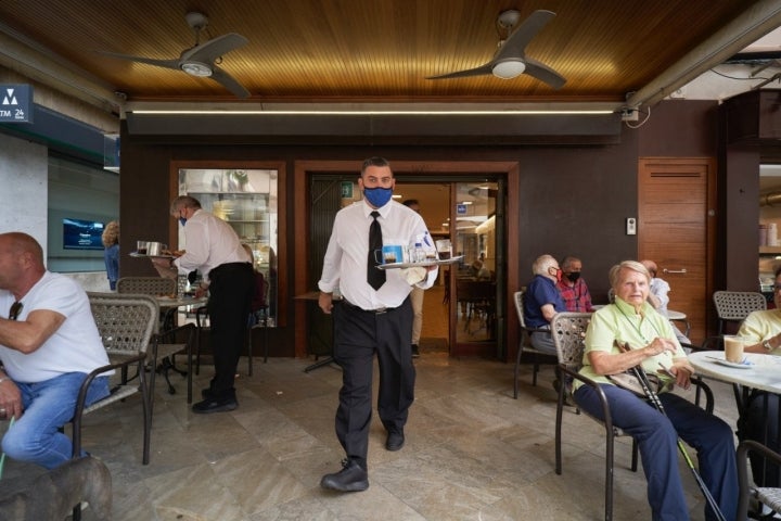 El variat de Palma: Bar Bosch (camarero atendiendo en la terraza)