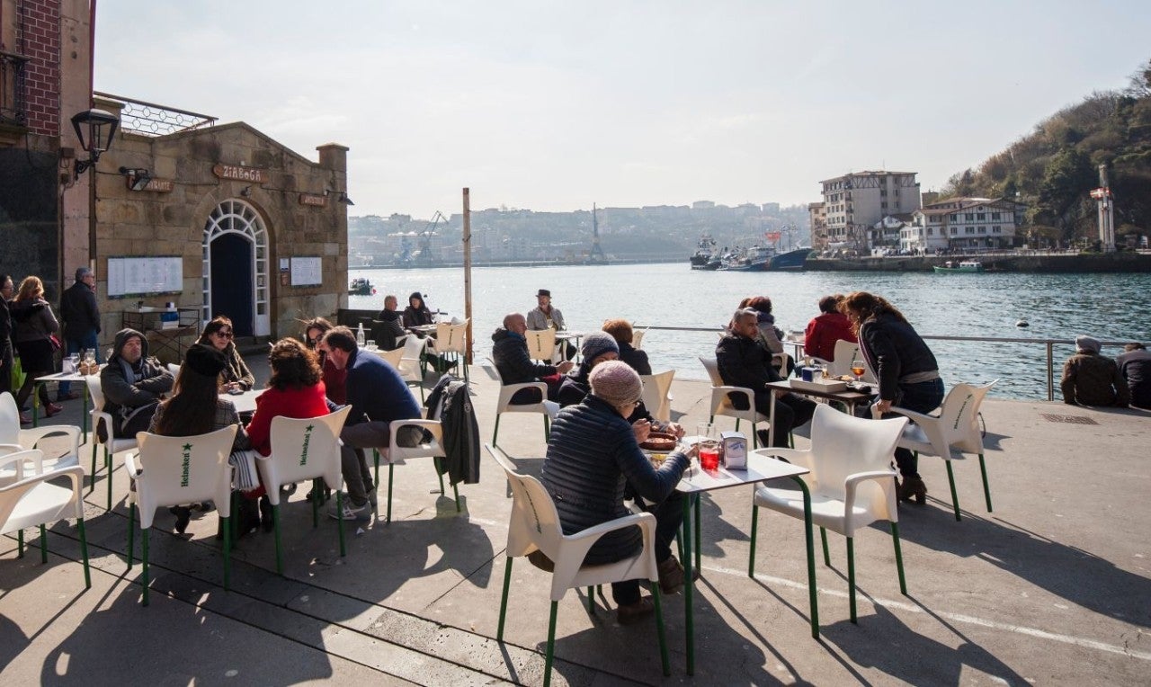 Tres 'pasajes' de pintxos junto al mar