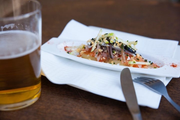 Un merecido pintxo de anchoa tres texturas en 'Ziaboga'.