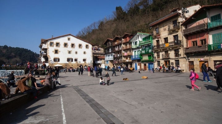 En esta plaza junto al mar, de Donibane, hacemos la primera parada.