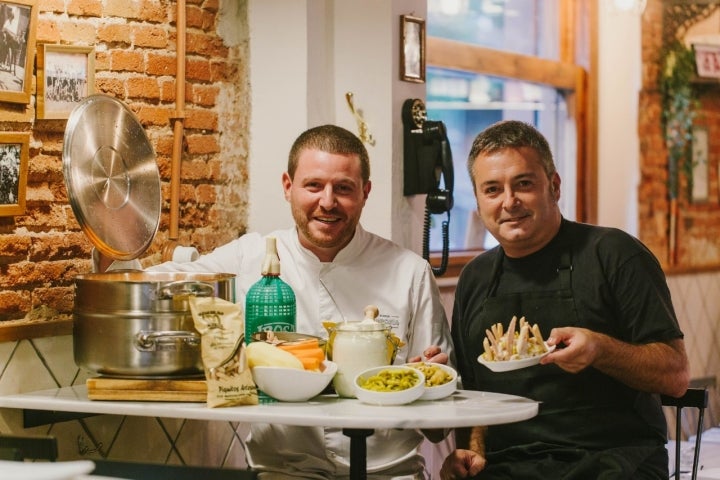 Txema Martínez muestra su destreza gastronómica en la 'Bodega Amposta'. Foto: Bodega Amposta