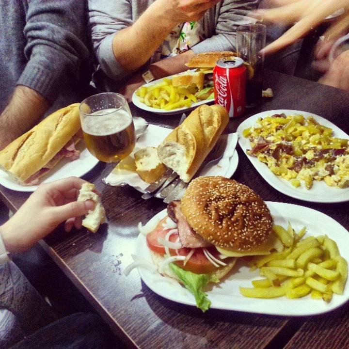 Bocatas y hamburguesas en el Bar Iberia (para cuando hay hambre de verdad). /Foto: Instagram.