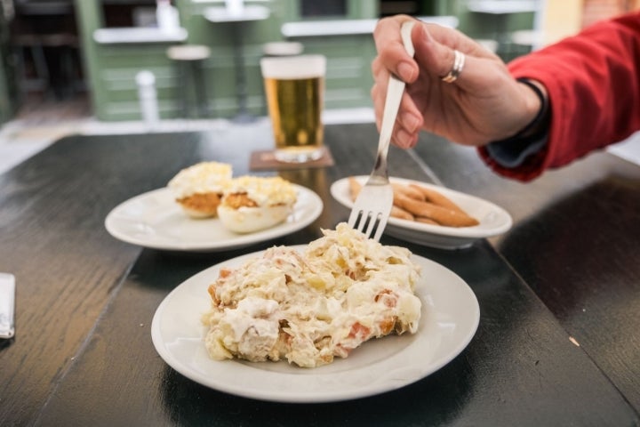 Ensaladilla rusa de 'Cosafina', un clásico en la taberna.