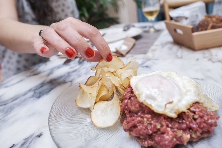 Steak tartar de 'Jauja' acompañado de huevo frito.