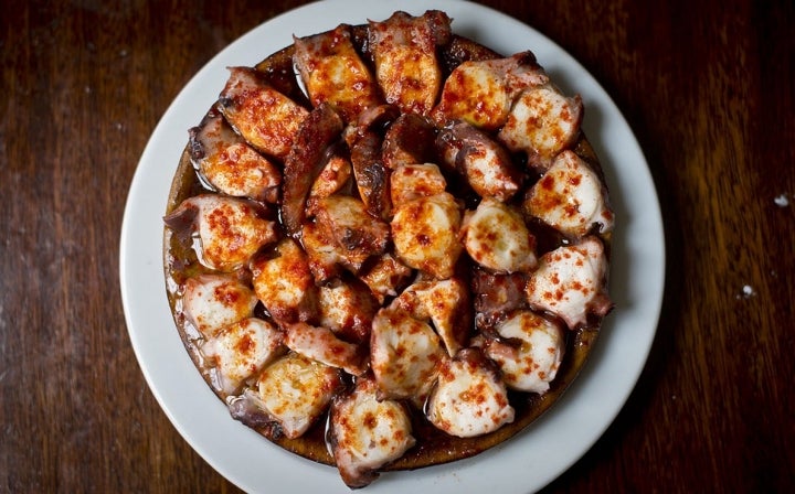 Nos vamos de 'pintxos' sin salir de casa. Te proponemos 13 tapas para que te montes una buena barra en casa. Puedes comenzar con el pulpo a la gallega. Puede que no te salga igual de rico que al 'Bar Chinto', pero consiguiendo buen producto, el resultado nunca decepciona. Añade un generoso chorro de aceite de oliva virgen extra, espolvorea con pimentón dulce (mejor si es de la Vera) y unas escamas de sal para terminar. Acompaña con unas patatas gallegas cocidas y ¡a disfrutar!