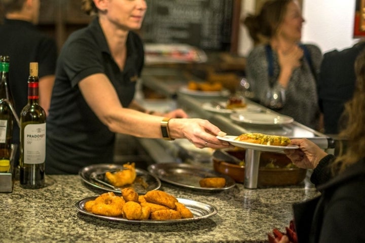 Tapas por Valladolid. El Corcho. Barra con tajadas de bacalao frito. Foto: Alfredo Cáliz.