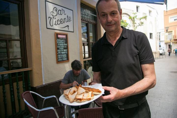 Los molletes de 'pringá' con chicharrones, uno de los desayunos más solicitados en este bar. Foto: Juan Carlos Toro.
