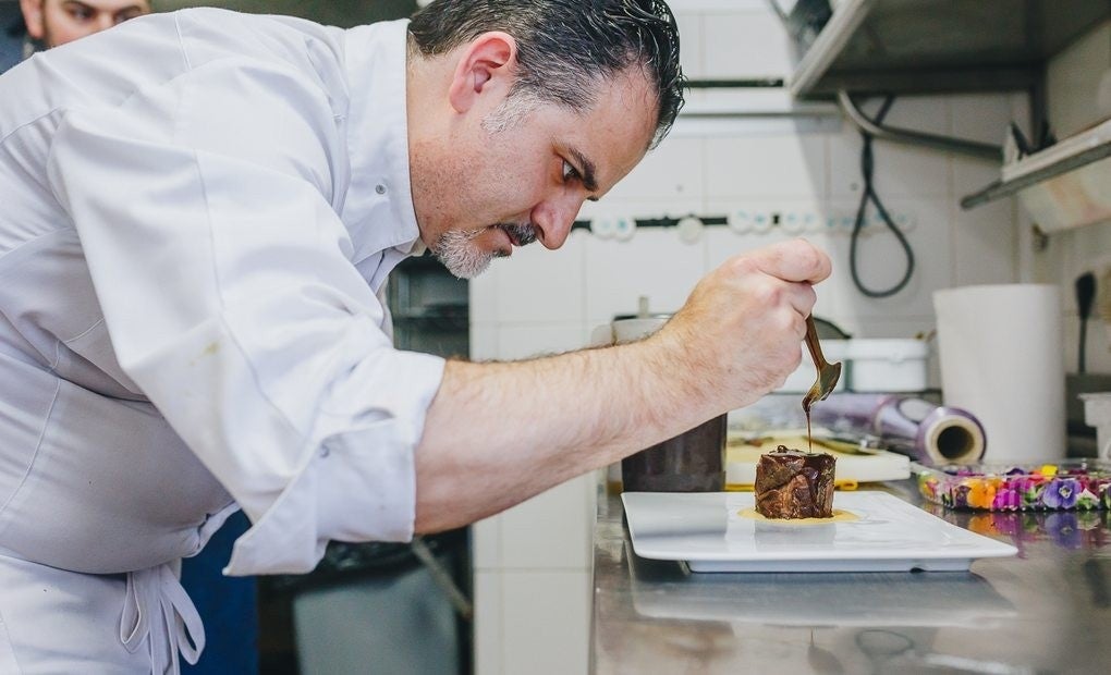 Juan Manuel de 'Mesón Hermanos Carrasco' cocinando.