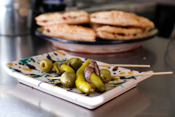 Gildas con pastel cordobés al fondo.