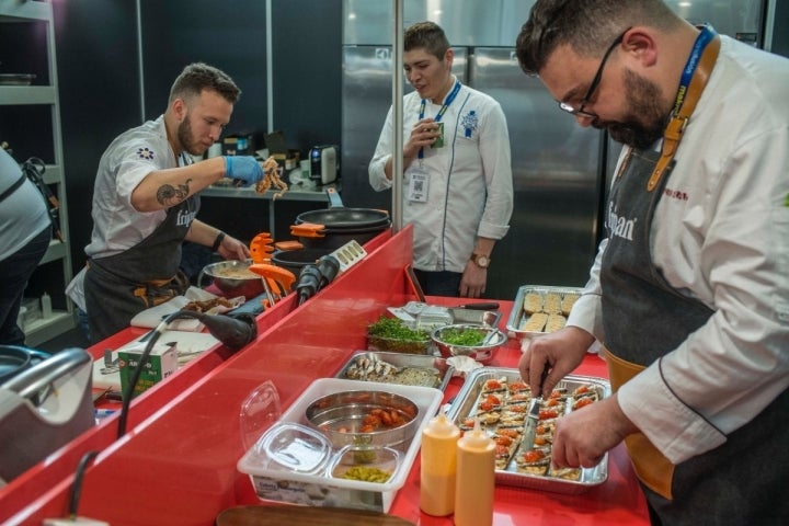 Carlos Ángel Paguero prepara su bocadillo de sardinas.