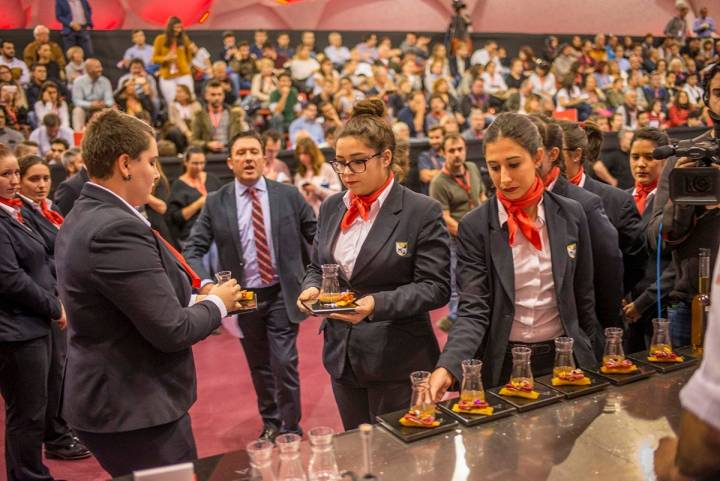 Concurso Tapas. Alumnas de la Escuela de 'Alcazarén'. Foto Alfredo Cáliz
