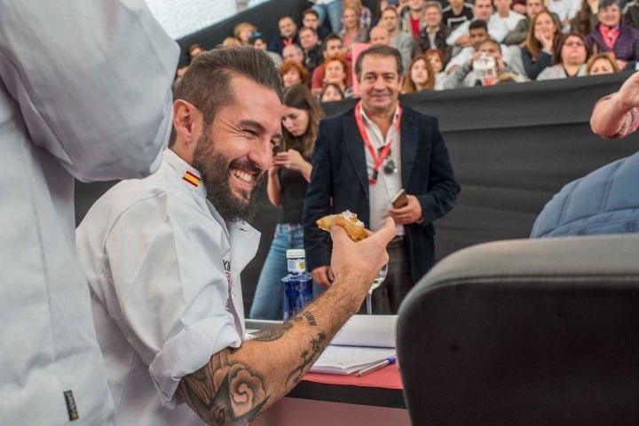 XIII Concurso Nacional de Tapas. El chef Javier Peña probando la ensaimada de cangrejo de río. Foto: Alfredo Cáliz