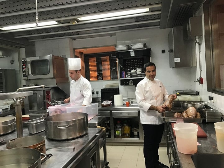 Óscar Velasco en la cocina de Santceloni.