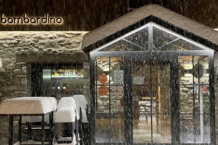 Tomar una copa mientras ves nevar en 'Bombardino'. Foto: Facebook 'Bombardino'