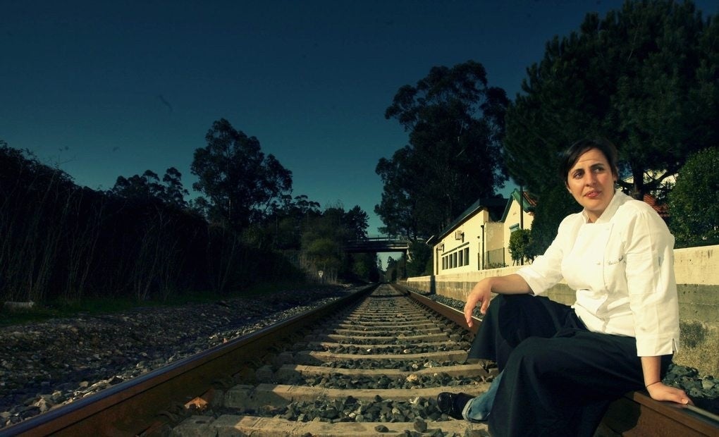 Beatriz Sotelo en las vías de la estación de Cambre.