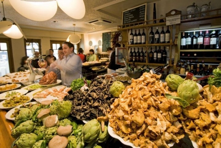 La lustrosa barra de pintxos en 'Ganbara'.