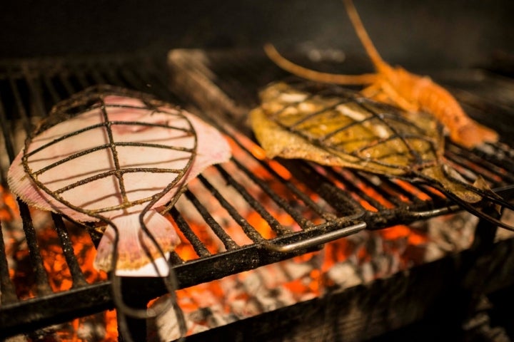 La parrilla, alimentada con carbón vegetal de encina, es la columna vertebral de 'Elkano'.