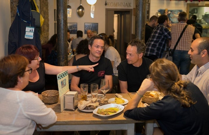 Los hermanos Torres disfrutando de la 'Bodega Donostiarra'.