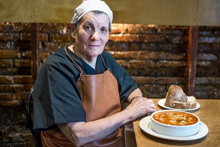 Julia Bombín junto a una de sus deliciosas fabadas. Foto: Alfredo Cáliz.