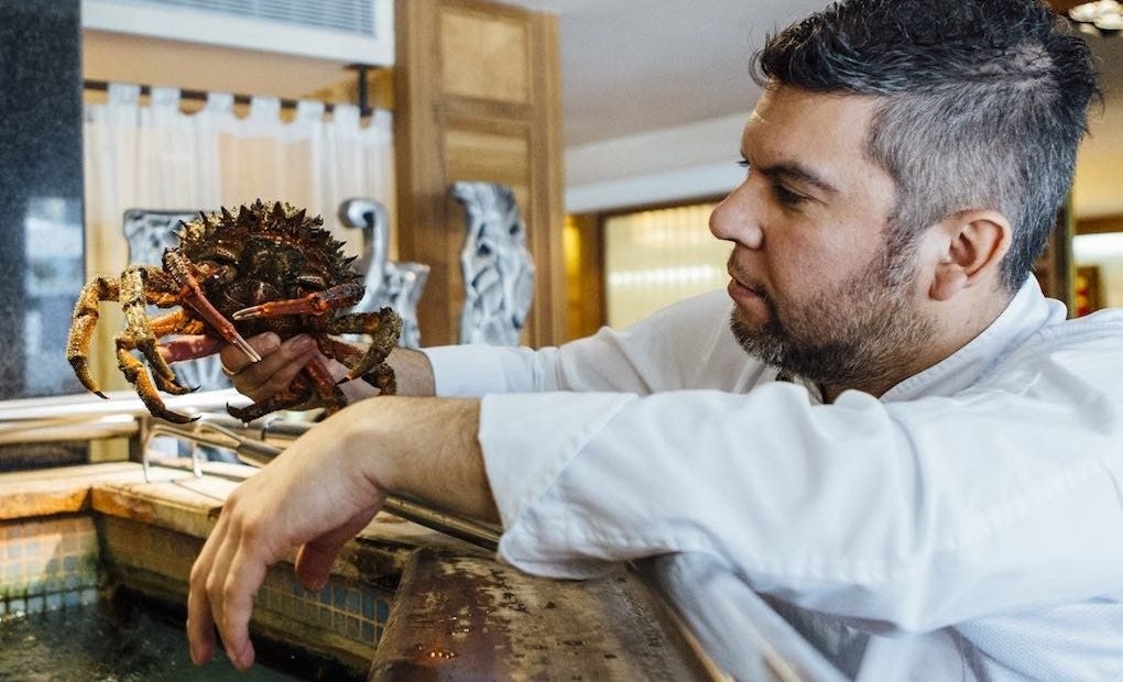 Ever Cubilla y un cangrejo recién sacado de la pecera del restaurante.