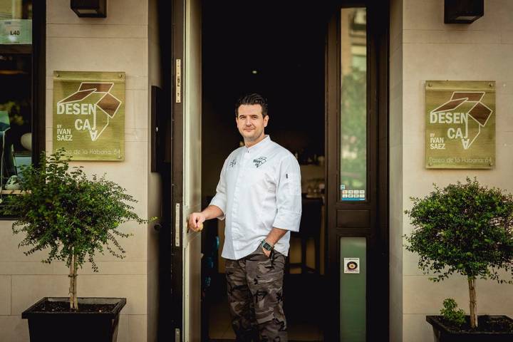 El chef a la puerta del restaurante que ha supuesto su primera aventura en solitario.