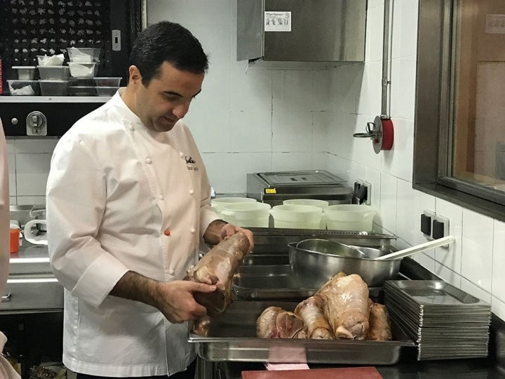 Óscar con el jarrete en su cocina de 'Santceloni'.