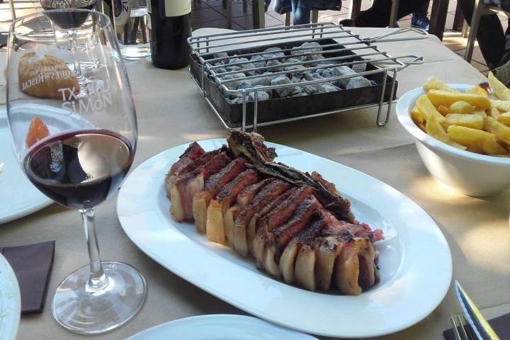 La carne a la brasa es una de las especialidades de 'Txakoli Simon'. Foto: Facebook.