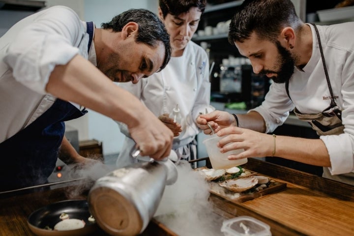 Javier Olleros usando nitrógeno líquido en la cocina del 'Culler de Pau', en O Grove, Pontevedra.