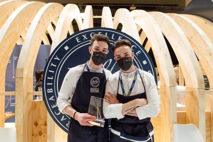 Juan Sahuquillo y Javier Sanz, del restaurante 'Cañitas Maite' (Albacete), posan en Madrid Fusión con el galardón de Cocinero Revelación.