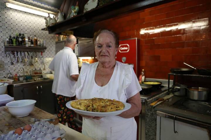 Josefina con la tortilla de patatas del Kasino de Lesaka. Foto: Facebook.