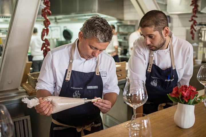 Álvaro Garrido prepara una de sus delicias en 'Mina'.