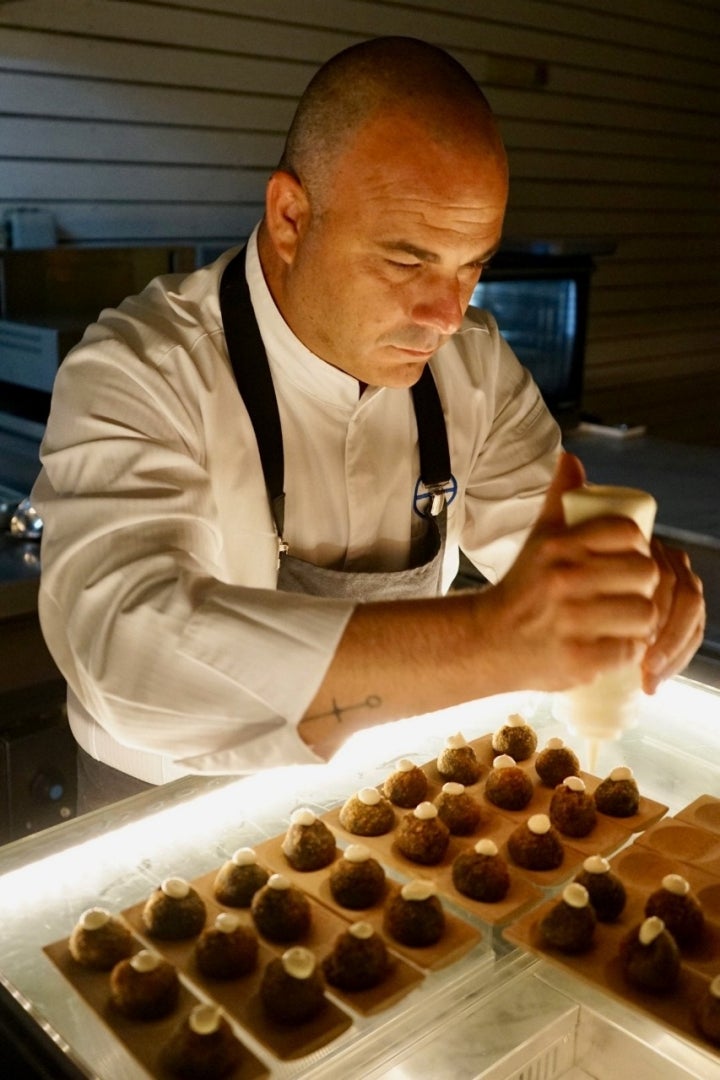 Ángel León preparando uno de sus platos